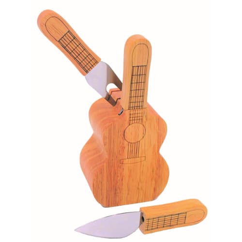 Дървена поставка във формата на китара с ножове за сирене в грифа.