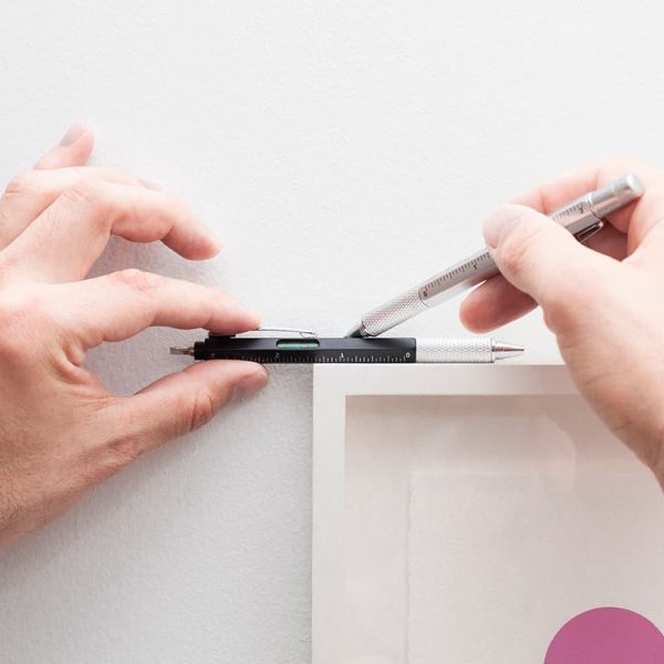 Химикалка 4 в 1: химикалка, отвертки, линия и нивелир в едно.