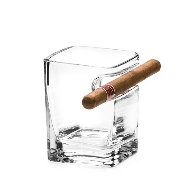 Чаша за уиски с място за поставяне на пура.