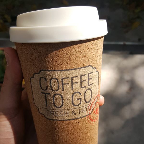 Термочаша с корково покритие с надпис Coffee to go.