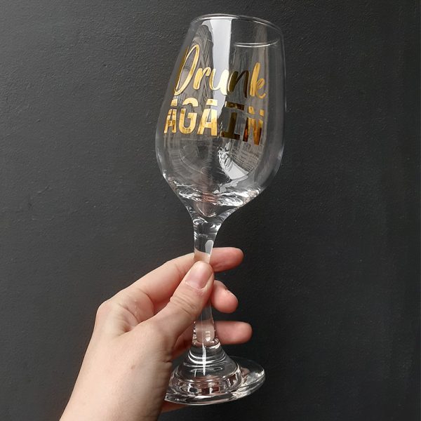 Интересна наклонена чаша за вино със златен надпис Drunk again.