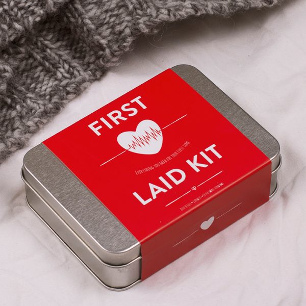 Комплект За първия път в метална кутия.