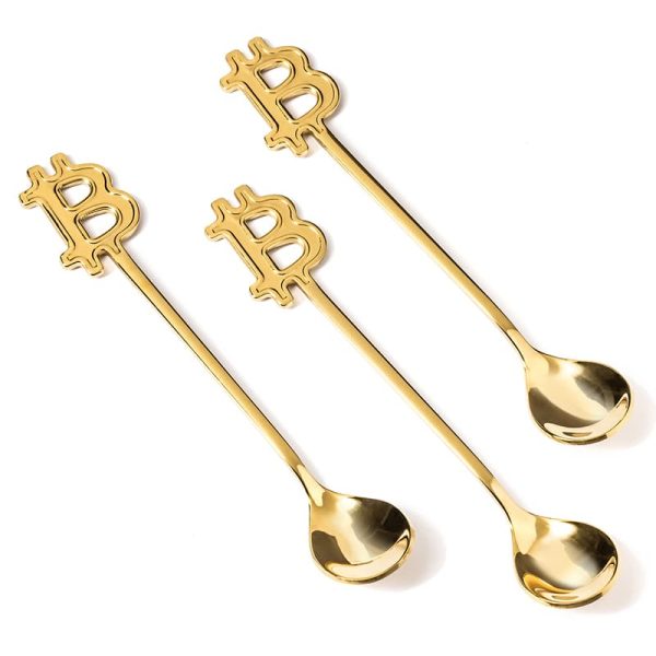 Три златни лъжички за кафе или десерт със знака на Bitcoin за дръжка.