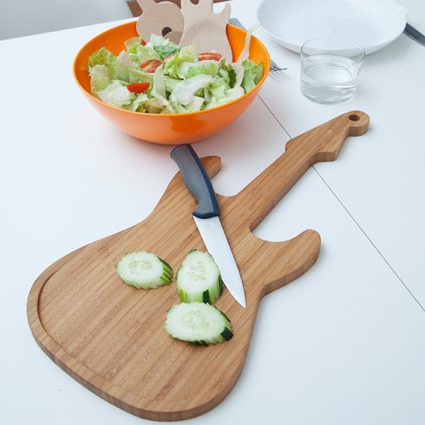 Кухненска бамбукова дъска за рязане във формата на китара.