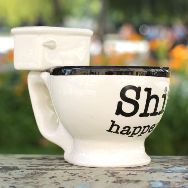 Чаша за кафе във формата на тоалетна чиния с надпис Shit happens.