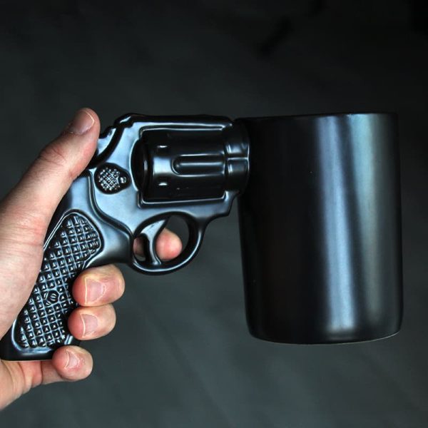Черна керамична чаша с дръжка във формата на Пистолет