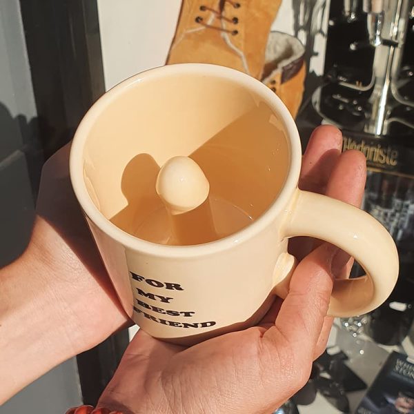 Чаша с надпис "За моя най-добър приятел" 3D пенис на дъното.