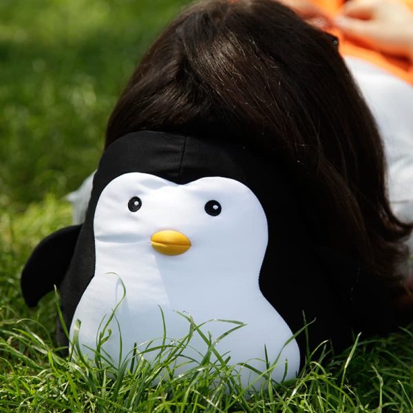 Възглавница за път, която се сгъва в играчка Пингвин.