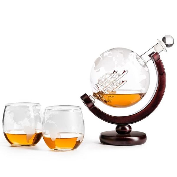 Декантер Глобус със стъклен кораб и две чаши с географски дизайн.