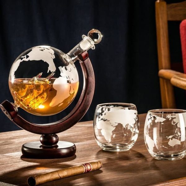 Декантер Глобус със стъклен кораб и две чаши с географски дизайн.