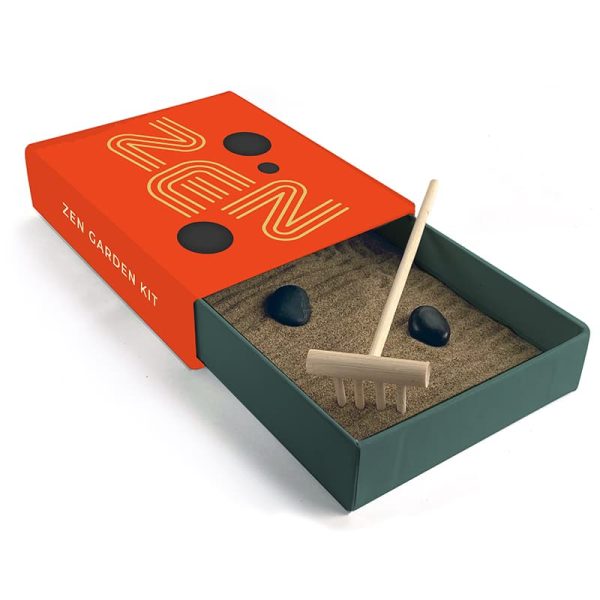 Комплект за направа на ZEN градинка в кутийка с пясък, камъчета и гребло.
