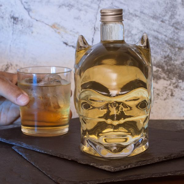 Стъклена гарафа- скулптура с главата на Batman.