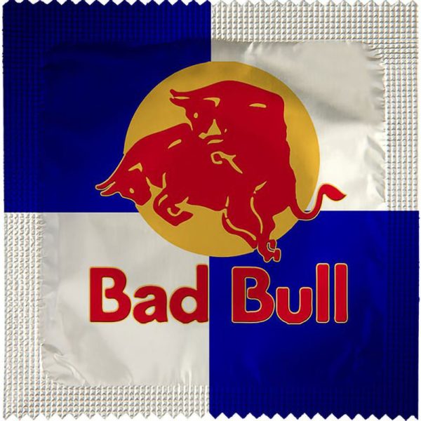 Презерватив BAD BULL с два бика и шега с логото на Red Bull.