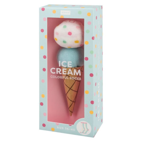 Сладки дамски бели чорапи на точки с розова пета и синьо стъпало в опаковка като топки на сладолед.