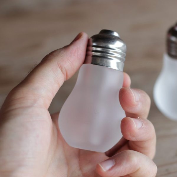 Комплект за сол и пипер във формата на "Крушки" за лампа.