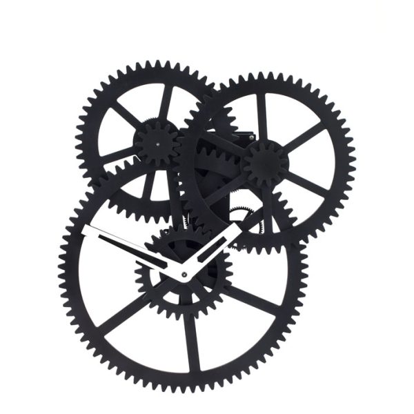 Гигантски стенен часовник три черни зъбчати колела с механизъма на часовника в най-голямото.