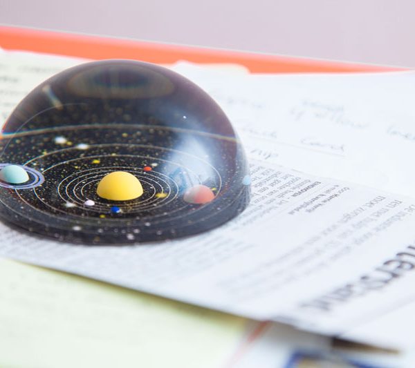 Луксозно преспапие Planetary с релефна слънчева система.