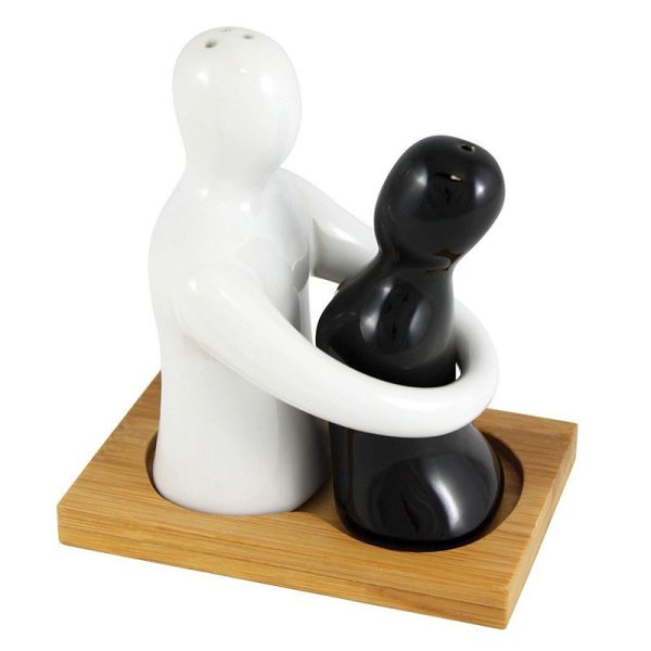 Комплект за сол и пипер прегърната двойка неразделни.