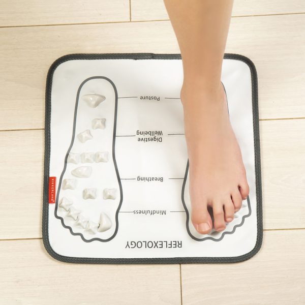 Бяла масажираща стелка за уморени крака.