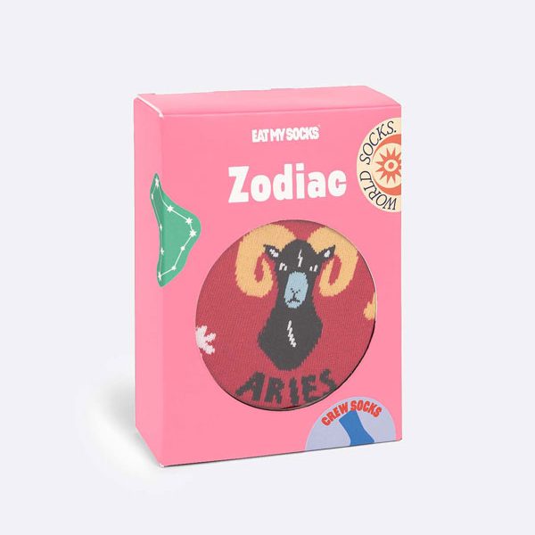 Червени зодиакални чорапи за овен в забавна опаковка.