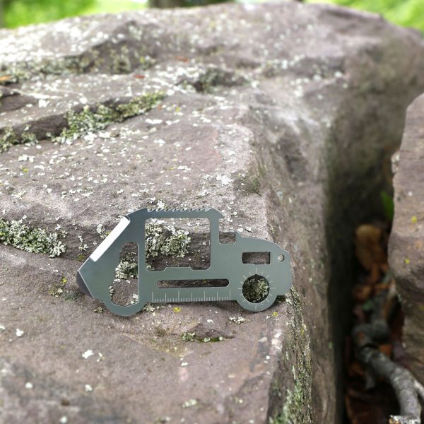 Универсален инструмент във формата на кола.