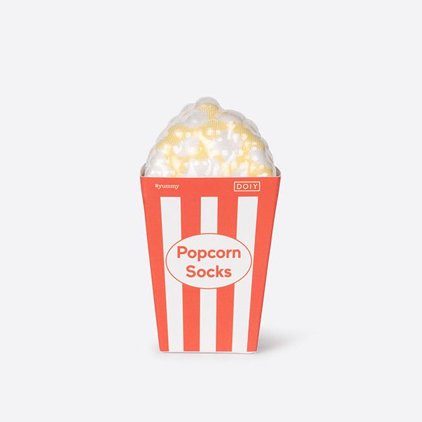 Чорапи в забавна опаковка като кофичка пуканки.