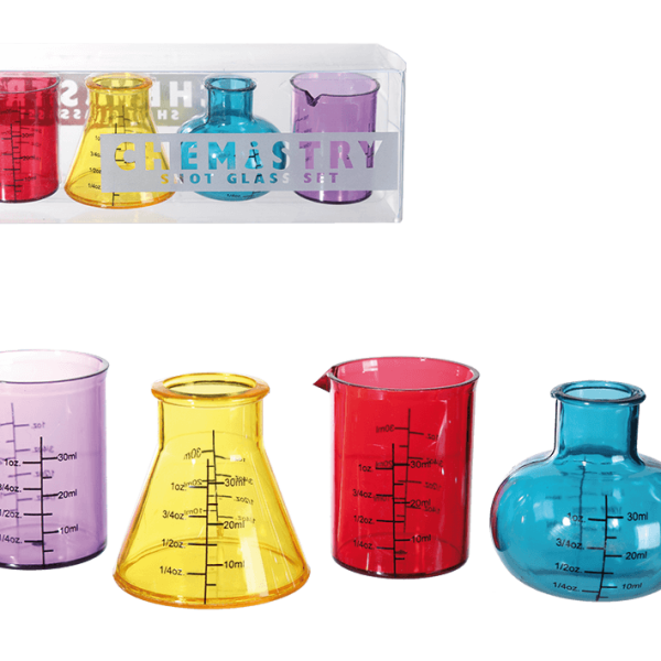 Чаши за шот В час по химия с форма на съдове за химически експерименти.