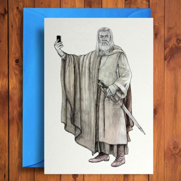 Картичка с плик шега с Gandalf, който си прави селфи.