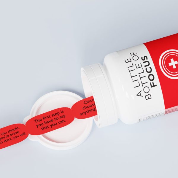 Бутилчица с 52 вдъхновяващи цитата за фокус и съсредоточаване.