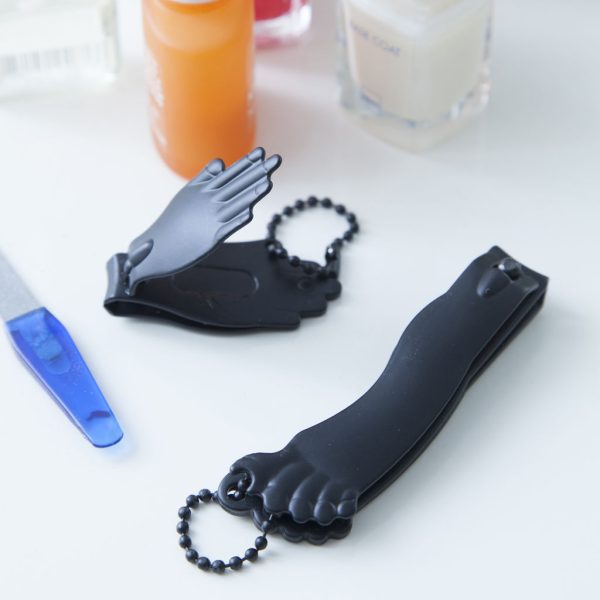 Черни метални нокторезачки в забавната форма на крак и ръка.
