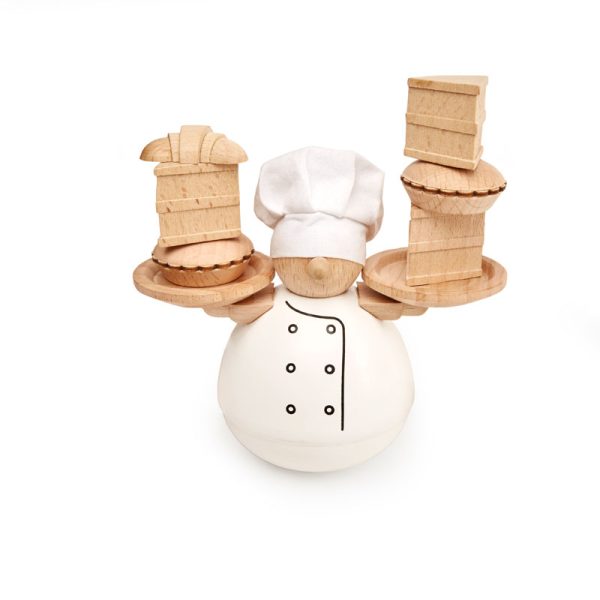 Игра за балансиране на дървени печива в ръцете на пълничък готвач.