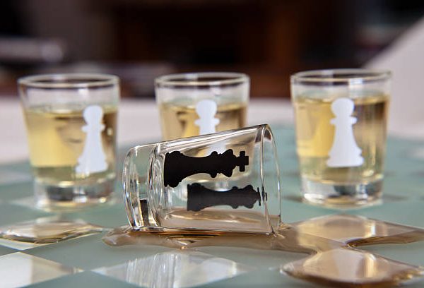 Игра за надпива стъклен шах с чаши за шот.