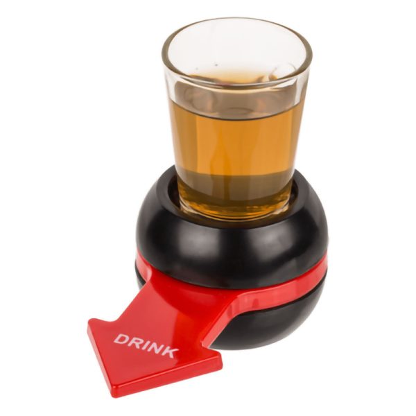 Парти игра за надпиване като бутилка, с червена стрелка, която посочва кой пие шота.