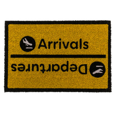 Изтривалка за крака със забавен надпис Arrivals-Departures.