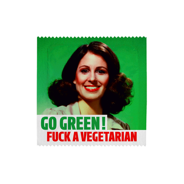 Презерватив Go Green! Fuck a vegetarian с усмихната вегетарианка.
