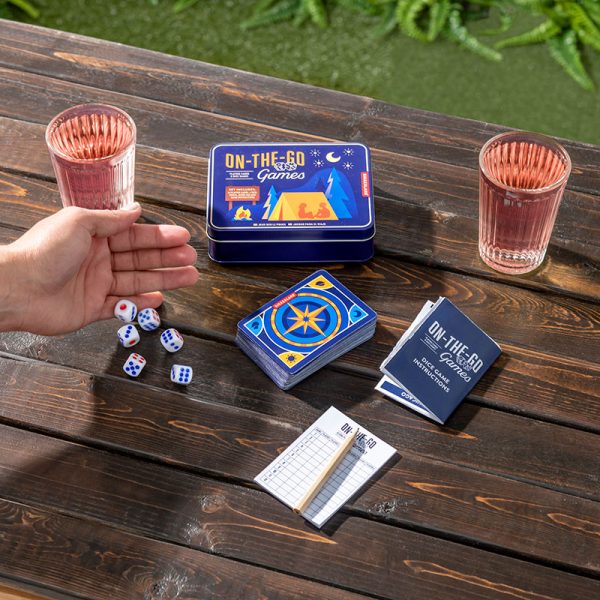 Комплект с игри в метална кутия Camping Games с класически игри с карти и зарове.