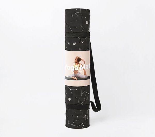 Постелка за йога Cosmos с десен съзвездия на черен фон и с дръжка за удобно носене.