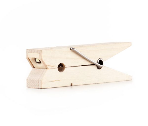 Лампа за четене във формата на дървена щипка за простор.