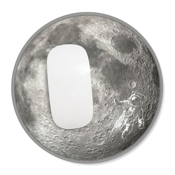 Светеща в тъмното подложка за компютърна мишка Space с принт на лунна повърхност.