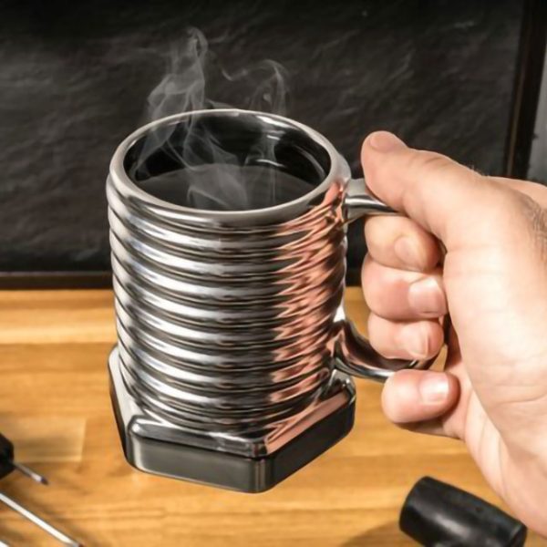 Триизмерна чаша с релеф и дъно като болт.