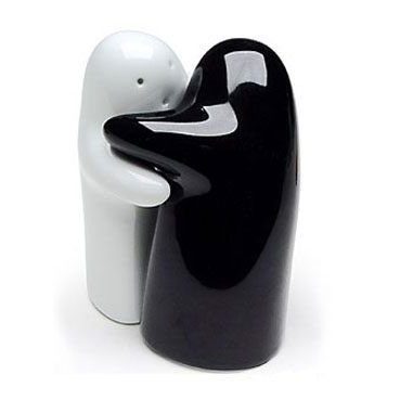 Комплект за сол и пипер прегръдка между бял и черен керамичен призрак.