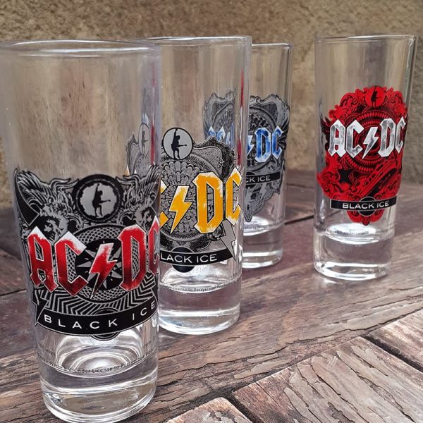 Чаши за шот или ракия с кориците на AC/DC албуми.