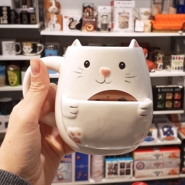 Триизмерна керамична чаша с релефни ушички, муцунка на коте и джоб за бисквитка с лапички.