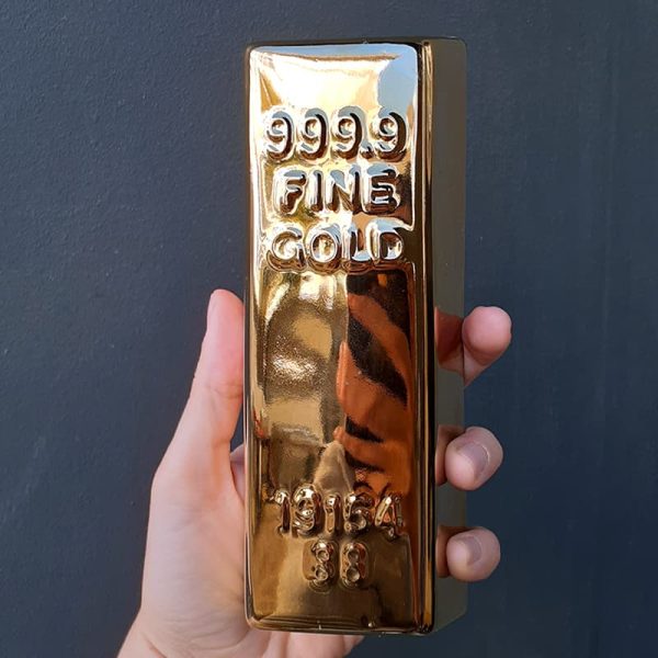 Шеговита касичка във формата на златно кюлче.