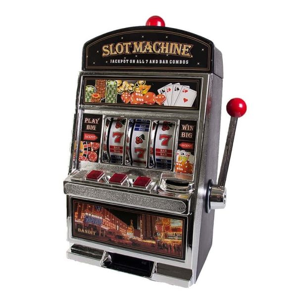 Касичка във формата на игрален автомат ротативка.