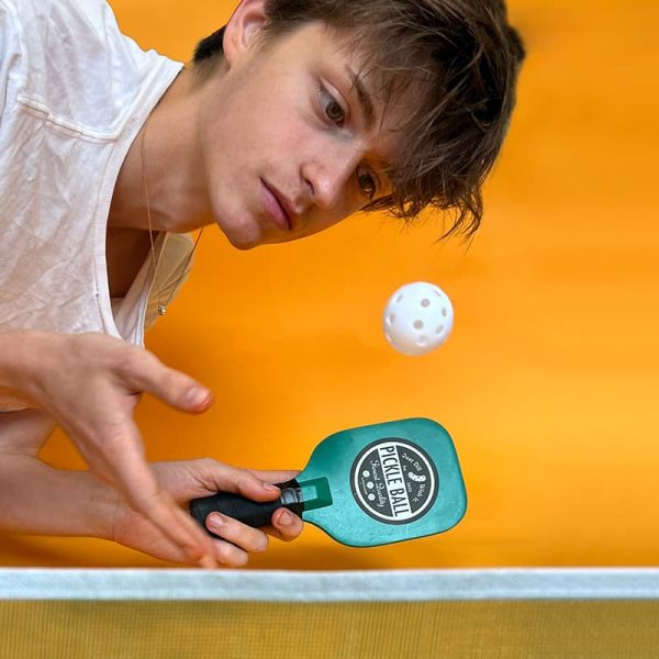 Мини настолен Пикълбол с хилки, топче и мрежа за бюро.