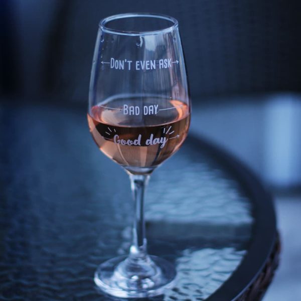 Чаша за вино с нива на чувствата за деня върху чашата от "Good day" на дъното до "Don't even ask" до ръба.