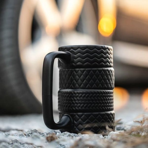 Керамична чаша за кафе с триизмерна купчина гуми.