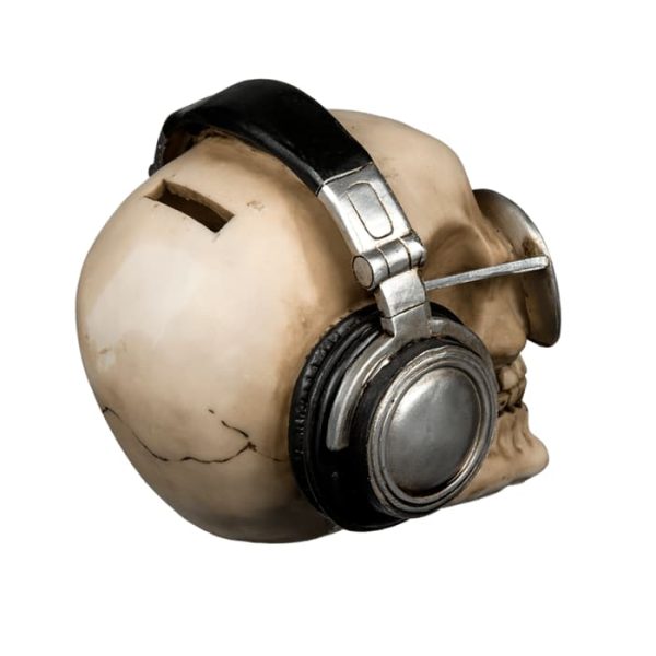 Касичка реалистичен череп със слънчеви очила и слушалки.