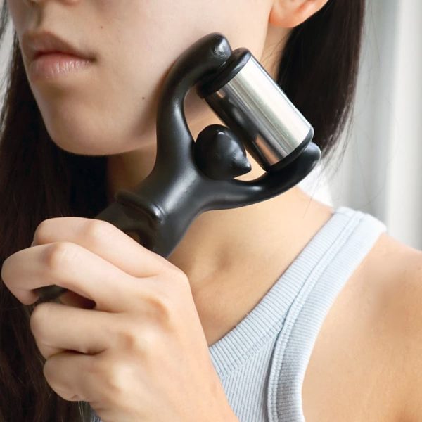 Уред за изстудяващ лицев масаж с дръжка черна котка.